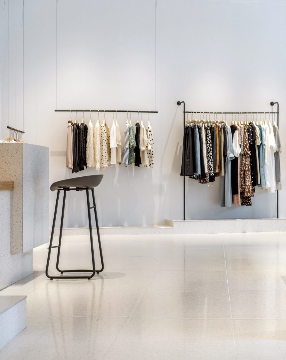 深圳市龍崗區(qū)橫崗現(xiàn)代風(fēng)女裝店pin Xi「暗香 女裝」裝修設(shè)計服裝展架