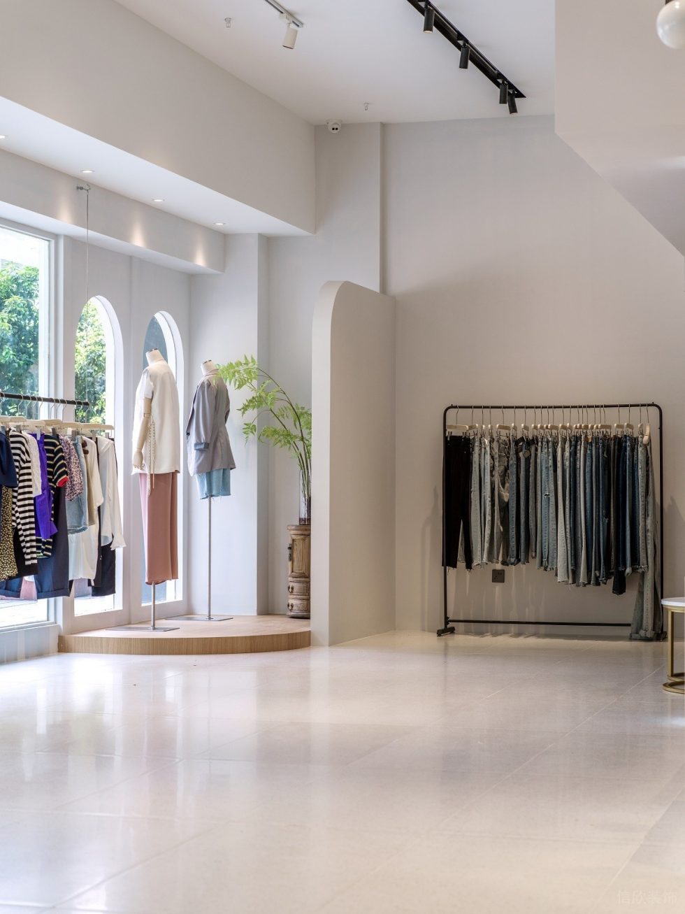 深圳市龍崗區(qū)橫崗現(xiàn)代風(fēng)女裝店pin Xi「暗香 女裝」靠窗服裝展示架