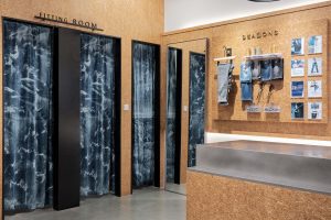 深圳市龍崗區(qū)坪地現(xiàn)代風潮牌四季牛仔店鋪裝飾設計前臺