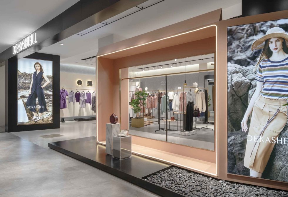 深圳市龍華區(qū)民治現(xiàn)代dekashell 女裝店鋪裝修設(shè)計(jì)櫥窗