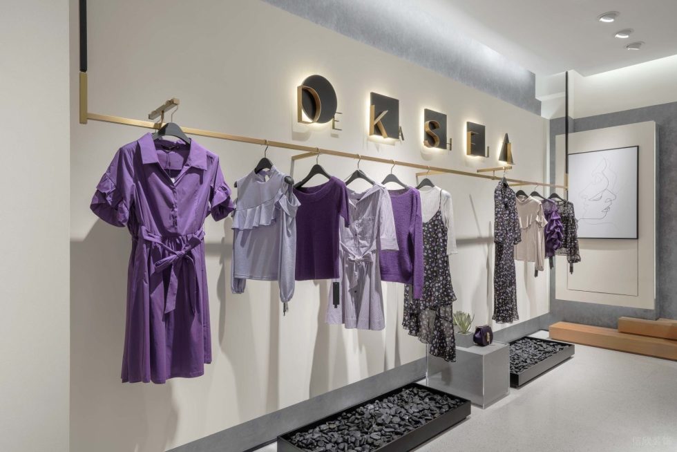 深圳市龍華區(qū)民治現(xiàn)代dekashell 女裝店鋪裝修設(shè)計(jì)香檳金掛衣架