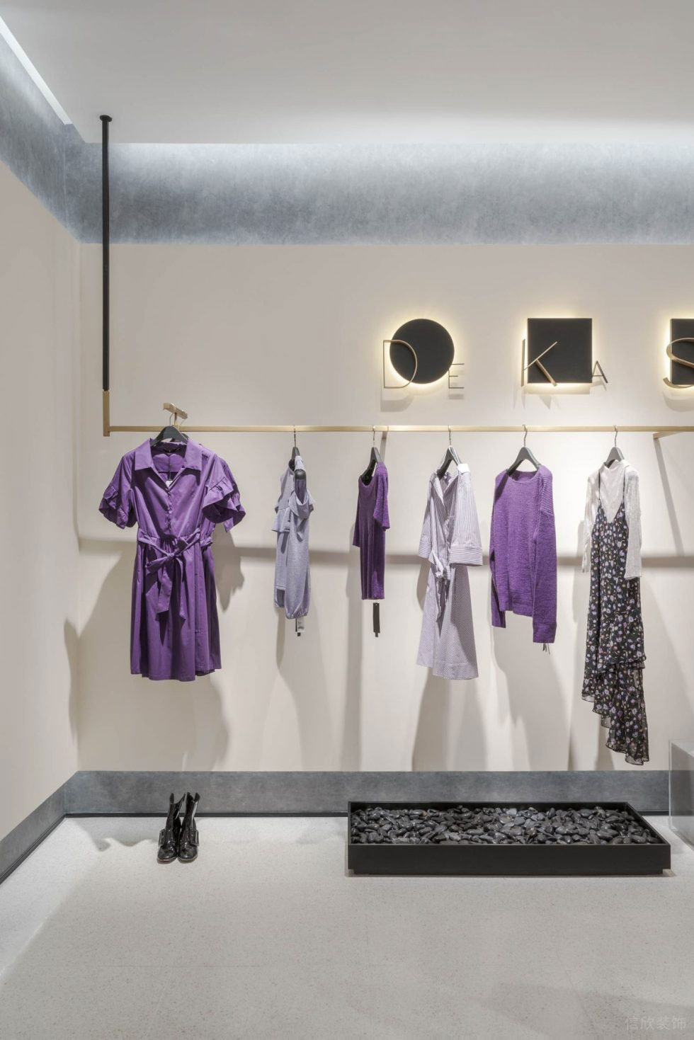 深圳市龍華區(qū)民治現(xiàn)代dekashell 女裝店鋪裝修設(shè)計(jì)黑色發(fā)光LOGO