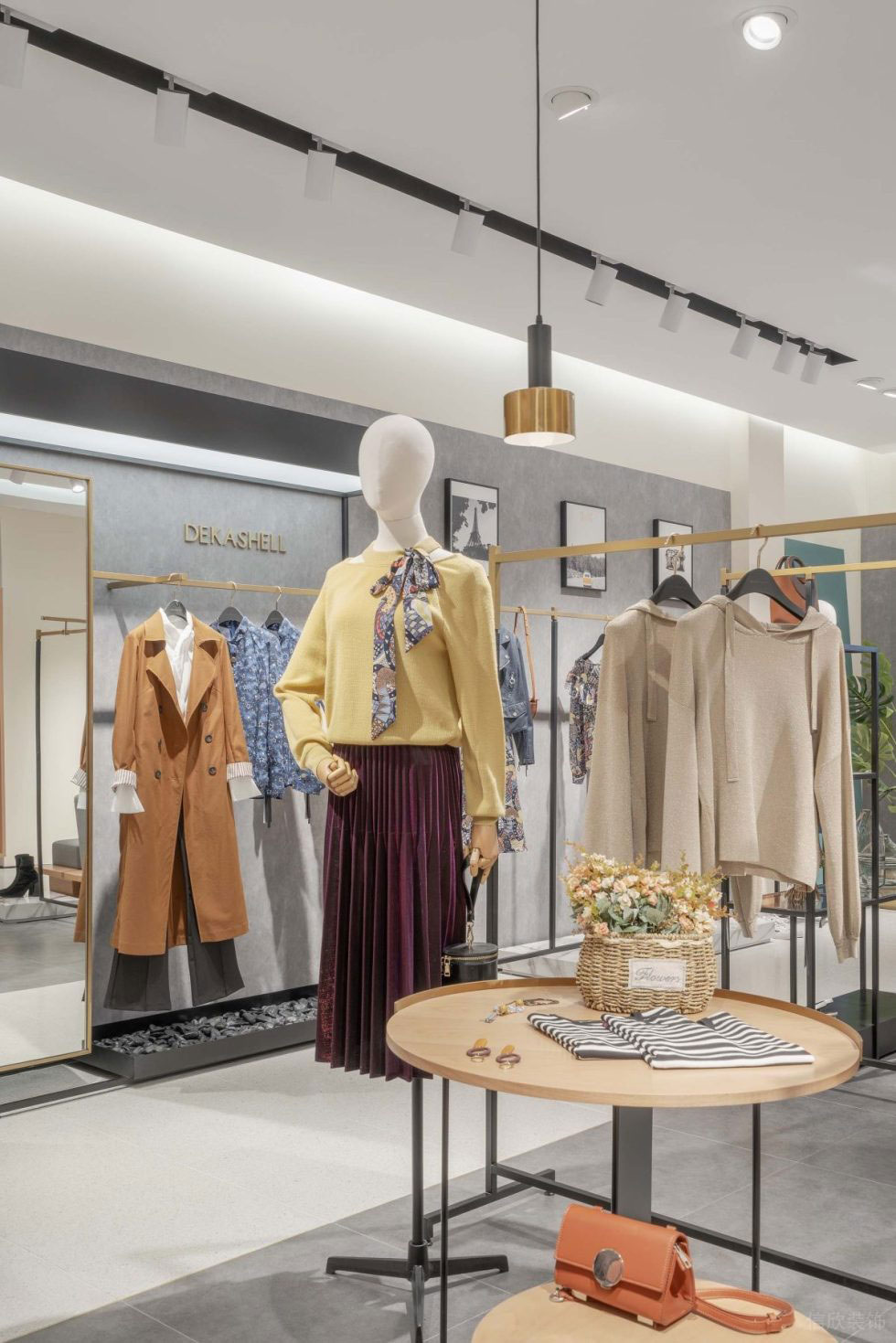 深圳市龍華區(qū)民治現(xiàn)代dekashell 女裝店鋪裝修設(shè)計(jì)原木色圓桌