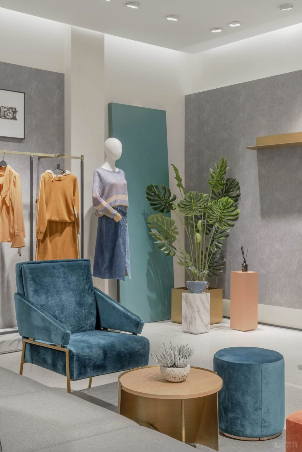 深圳市龍華區(qū)民治現(xiàn)代dekashell 女裝店鋪裝修設(shè)計(jì)藍(lán)色天鵝絨沙發(fā)