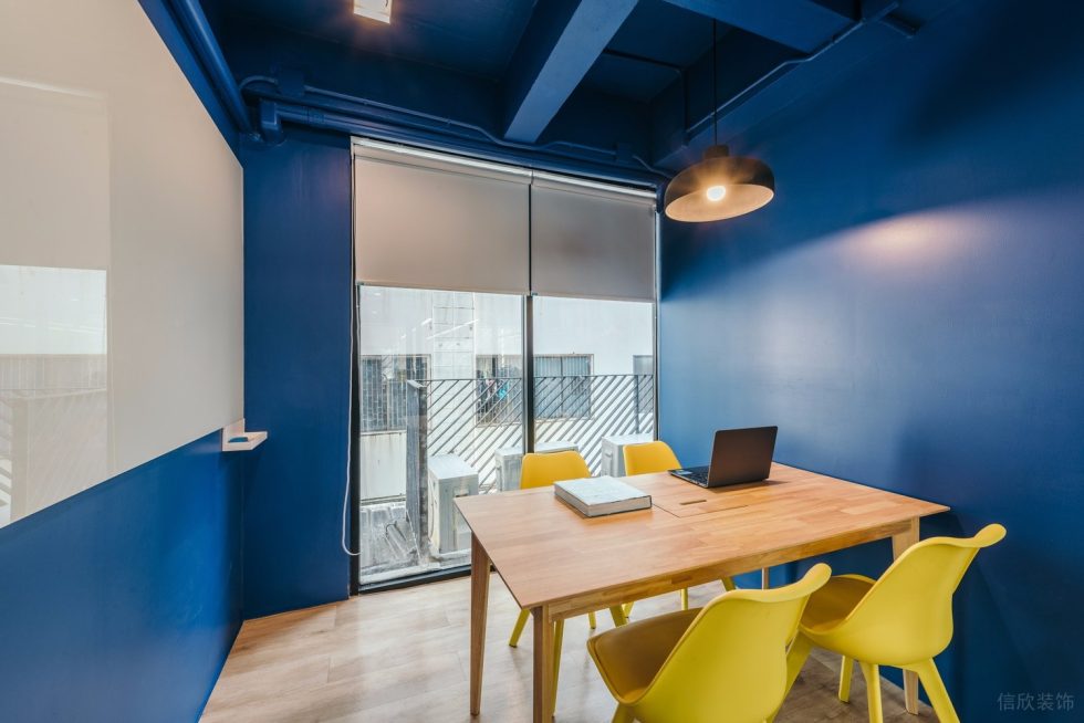 深圳寶安航城智谷中城未來產(chǎn)業(yè)園1500平方米簡約主義現(xiàn)代風(fēng)辦公室裝修案例藍(lán)色主題洽談室