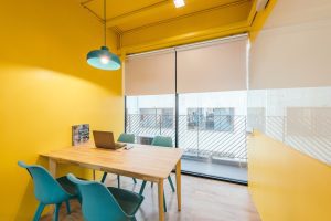 深圳寶安航城智谷中城未來產(chǎn)業(yè)園1500平方米簡約主義現(xiàn)代風(fēng)辦公室裝修案例黃色主題洽談室