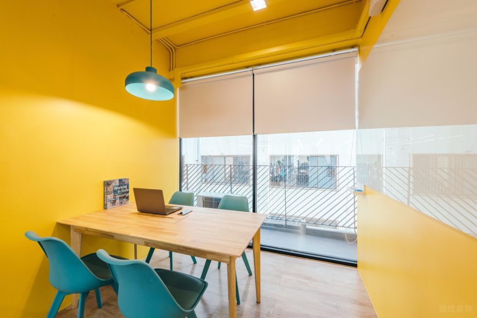 深圳寶安航城智谷中城未來產(chǎn)業(yè)園1500平方米簡約主義現(xiàn)代風(fēng)辦公室裝修案例黃色主題洽談室