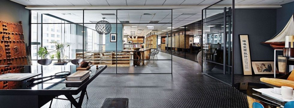 深圳寶安陽基九方廣場600平方米北歐工業(yè)風(fēng)公司裝修案例總裁辦公室黑色鍍鋅烤漆方管玻璃隔斷