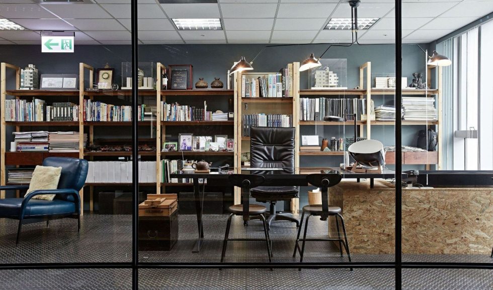 深圳寶安陽基九方廣場600平方米北歐工業(yè)風(fēng)公司裝修案例總裁辦公室實(shí)木書架