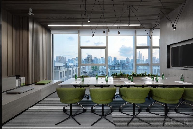 深圳寶安正中華麗中心200平方米現(xiàn)代主義黑白灰色調(diào)辦公室裝修案例會(huì)議室階梯式座椅