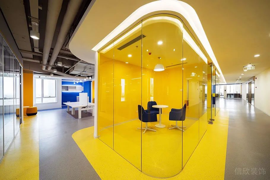 深圳龍崗寶能科技園3000平方米藍白黃色調(diào)簡約風辦公室裝修案例洽談室