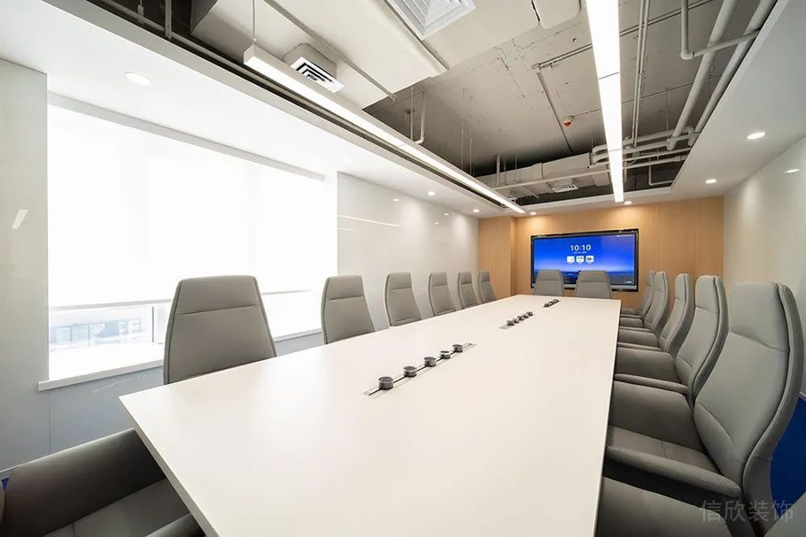 深圳龍崗寶能科技園3000平方米藍白黃色調(diào)簡約風辦公室裝修案例會議室