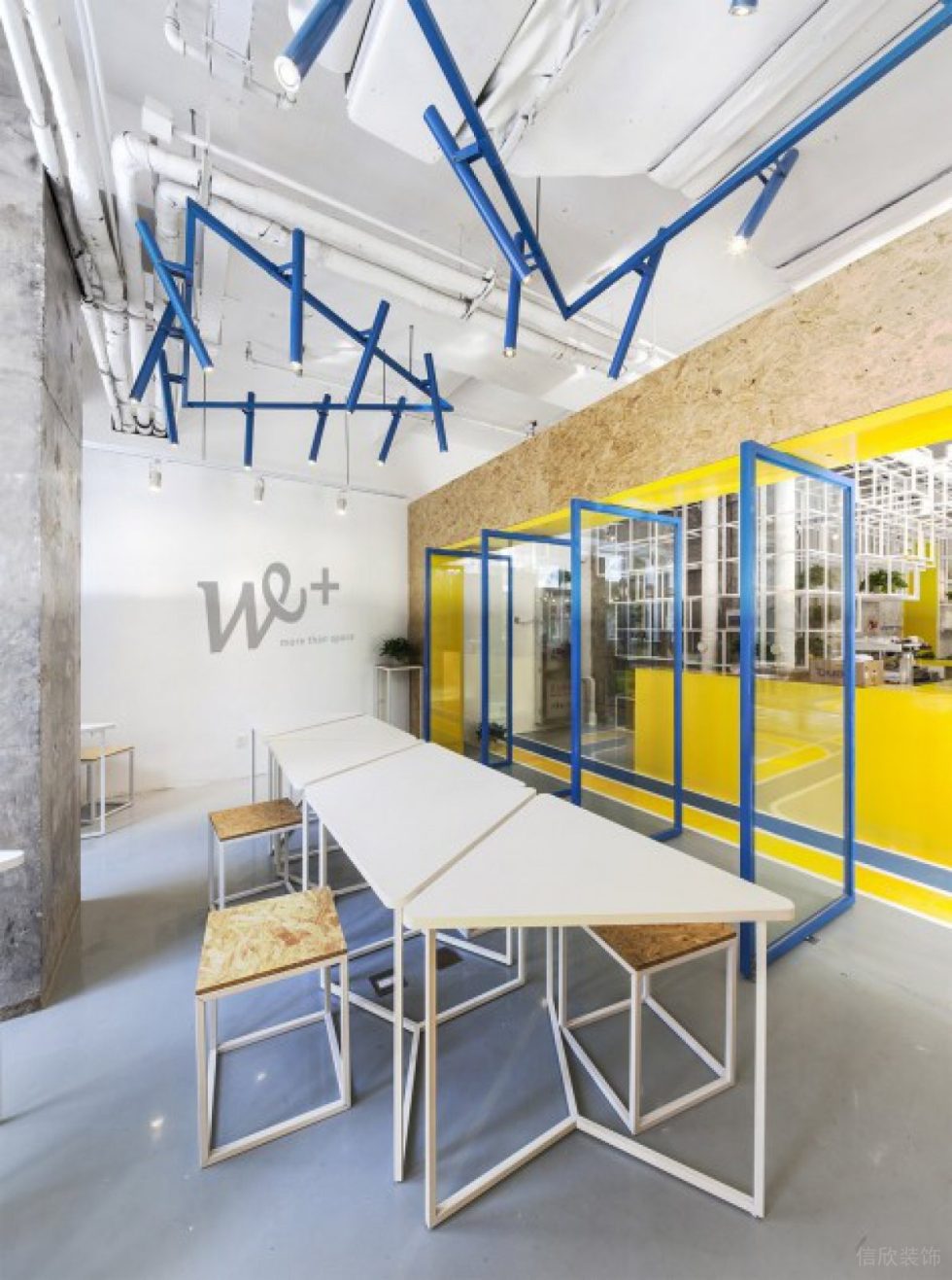 深圳龍崗橫崗智慧谷創(chuàng)新園1500平方米淺色調(diào)工業(yè)風(fēng)辦公室裝修案例多功能會議室