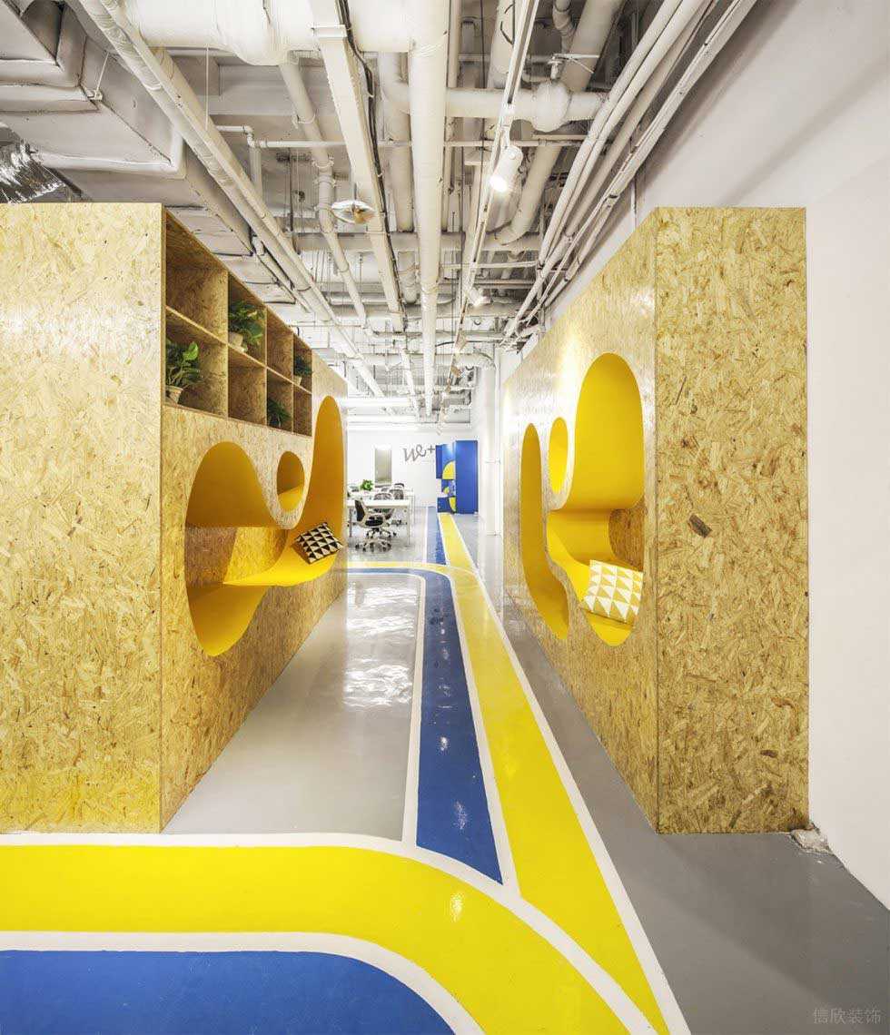 深圳龍崗橫崗智慧谷創(chuàng)新園1500平方米淺色調(diào)工業(yè)風(fēng)辦公室裝修案例過道特色造型休息區(qū)