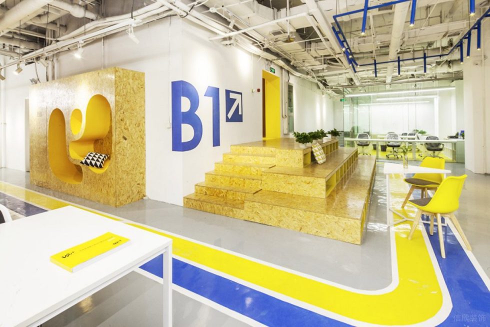 深圳龍崗橫崗智慧谷創(chuàng)新園1500平方米淺色調(diào)工業(yè)風(fēng)辦公室裝修案例階梯式休閑區(qū)