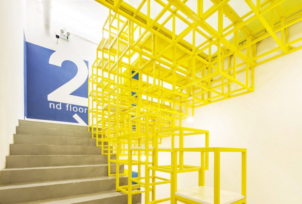 深圳龍崗橫崗智慧谷創(chuàng)新園1500平方米淺色調(diào)工業(yè)風(fēng)辦公室裝修案例樓梯藝術(shù)裝置