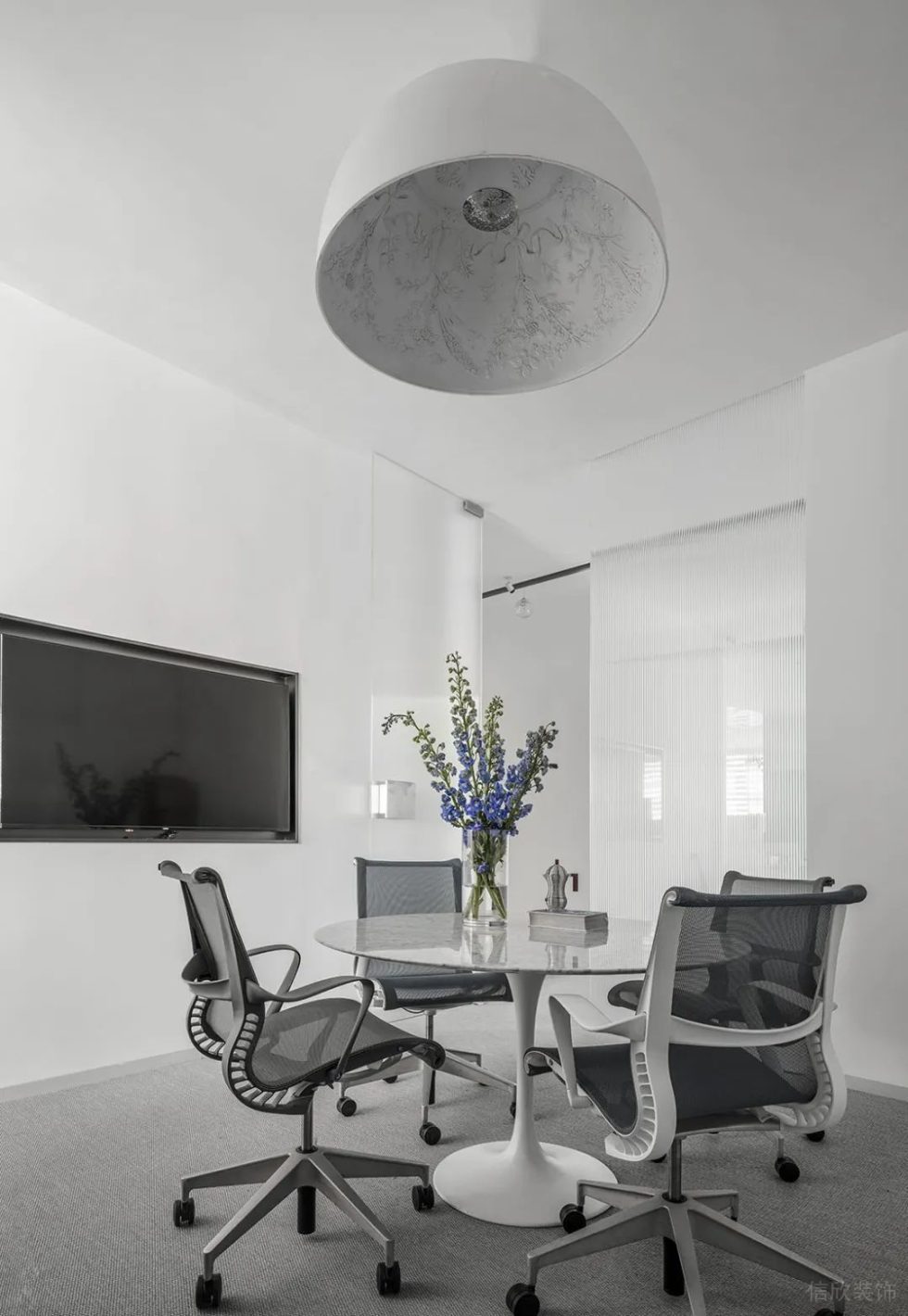 深圳龍崗科爾達(dá)大廈900平方米極簡藝術(shù)風(fēng)辦公室裝修案例洽談室
