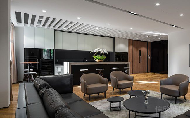 深圳龍崗聯(lián)匯中心1500平方米現(xiàn)代工業(yè)風(fēng)辦公空間裝修設(shè)計案例接待室