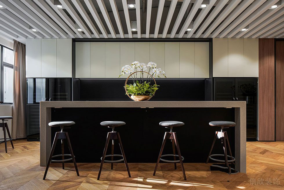 深圳龍崗聯(lián)匯中心1500平方米現(xiàn)代工業(yè)風(fēng)辦公空間裝修設(shè)計案例接待室水吧區(qū)