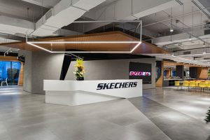 深圳龍崗聯(lián)匯中心1500平方米現(xiàn)代工業(yè)風(fēng)辦公空間裝修設(shè)計(jì)案例大堂效果圖