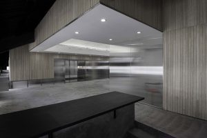 深圳龍崗深澳國際文化產(chǎn)業(yè)園800平方米工業(yè)主義簡約風(fēng)辦公室裝修案例地面鋪設(shè)