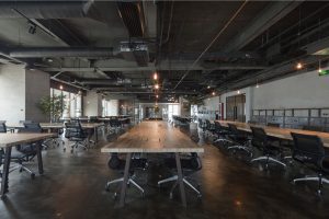 深圳龍崗正中時(shí)代廣場3500平方米暗色調(diào)工業(yè)風(fēng)辦公室裝修案例辦公大廳