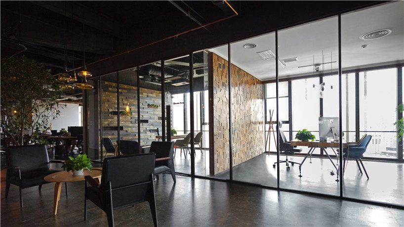 深圳龍崗正中時代廣場3500平方米暗色調(diào)工業(yè)風(fēng)辦公室裝修案例休閑區(qū)