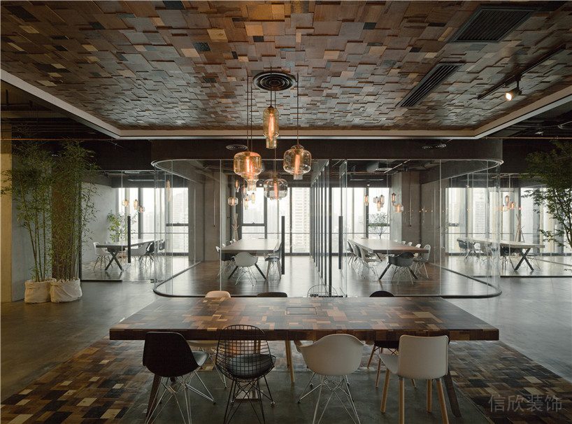 深圳龍崗正中時代廣場3500平方米暗色調(diào)工業(yè)風(fēng)辦公室裝修案例圓弧玻璃隔斷會議室