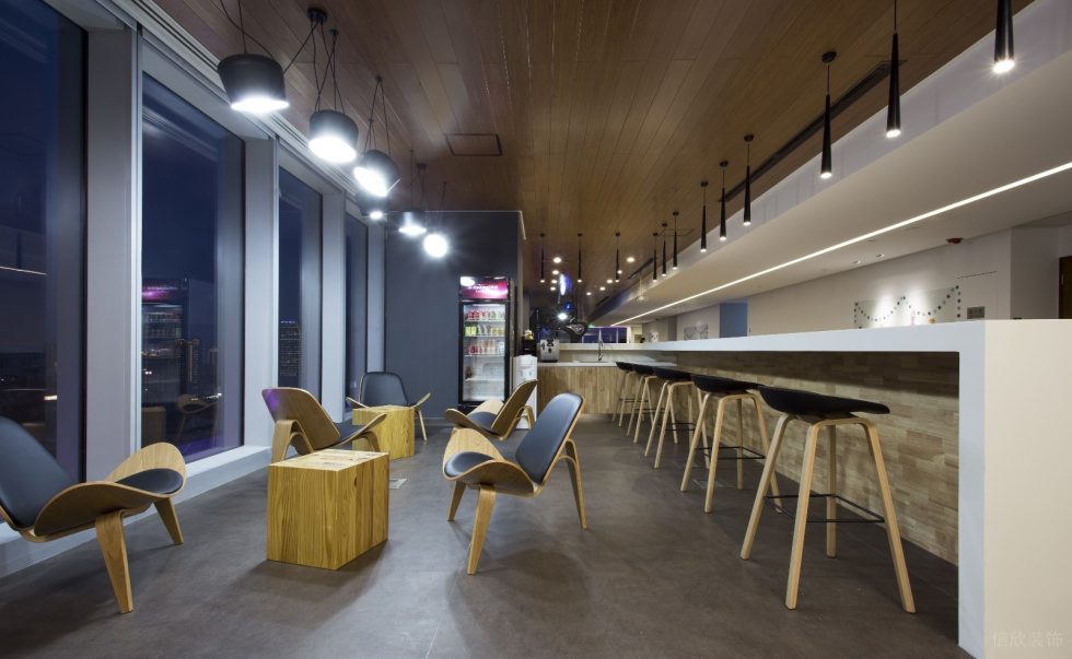 深圳龍華融創(chuàng)智匯大廈2600平方米簡約主義時尚風(fēng)辦公室裝修案例休閑廳木質(zhì)單人沙發(fā)組合