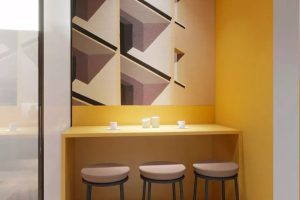 深圳羅湖中民時(shí)代廣場(chǎng)150平方米多彩簡(jiǎn)約風(fēng)辦公室裝修案例吧臺(tái)休閑區(qū)