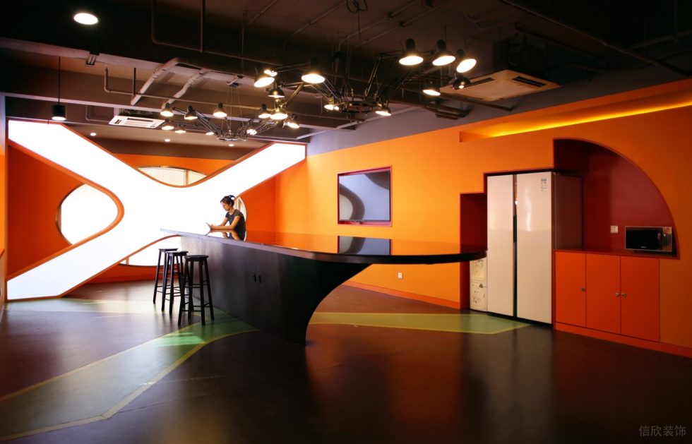 深圳南山凱達爾集團中心大廈2800平方米工業(yè)主義科幻風(fēng)辦公室裝修案例茶水休閑廳吧臺