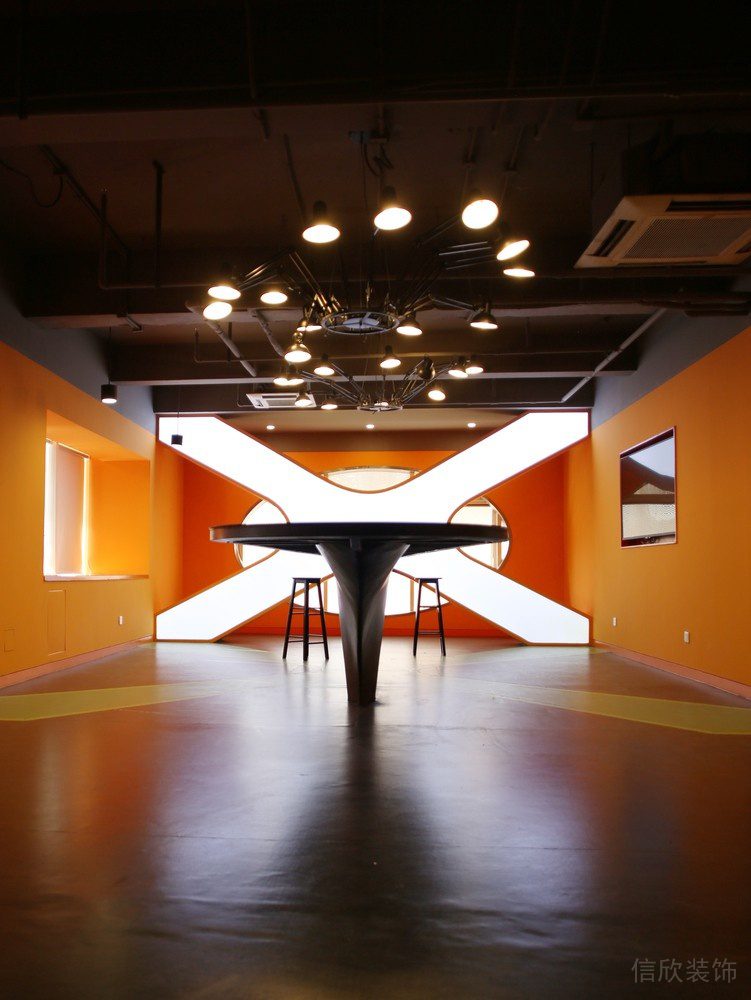 深圳南山凱達爾集團中心大廈2800平方米工業(yè)主義科幻風(fēng)辦公室裝修案例茶水休閑廳燈光效果