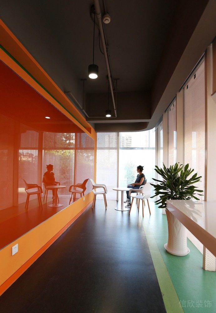 深圳南山凱達爾集團中心大廈2800平方米工業(yè)主義科幻風(fēng)辦公室裝修案例洽談區(qū)