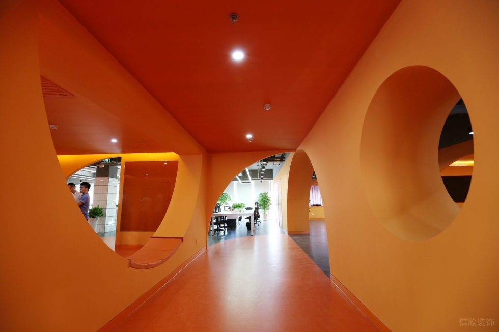 深圳南山凱達爾集團中心大廈2800平方米工業(yè)主義科幻風(fēng)辦公室裝修案例藝術(shù)走廊