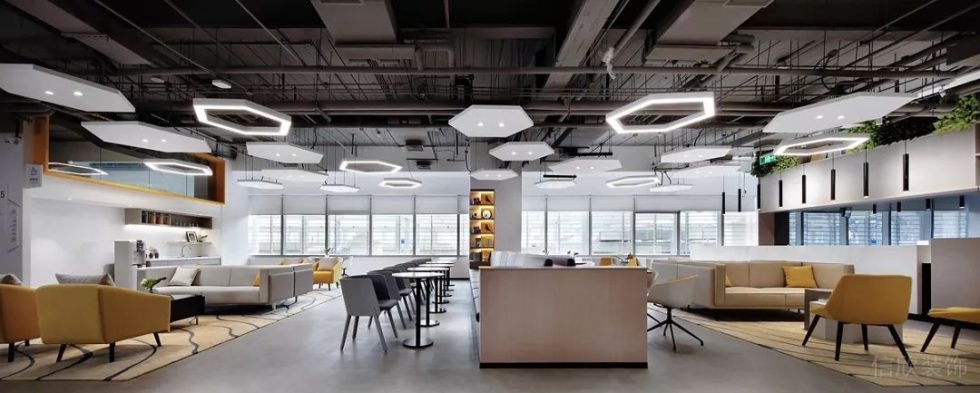 深圳南山天瓏大廈3000平方米簡約主義自然風(fēng)辦公室裝修案例大堂接待廳六角形藝術(shù)吊頂