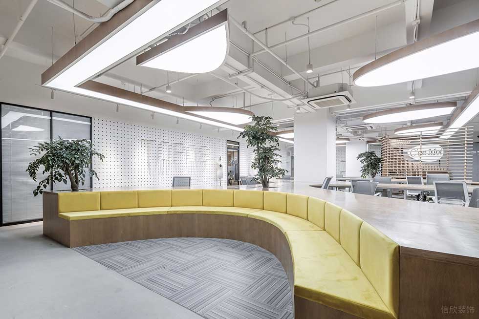 深圳南山中電長城大廈科技園500平方米工業(yè)主義原木田園風(fēng)辦公室裝修案例辦公大廳弧形卡座沙發(fā)休息區(qū)
