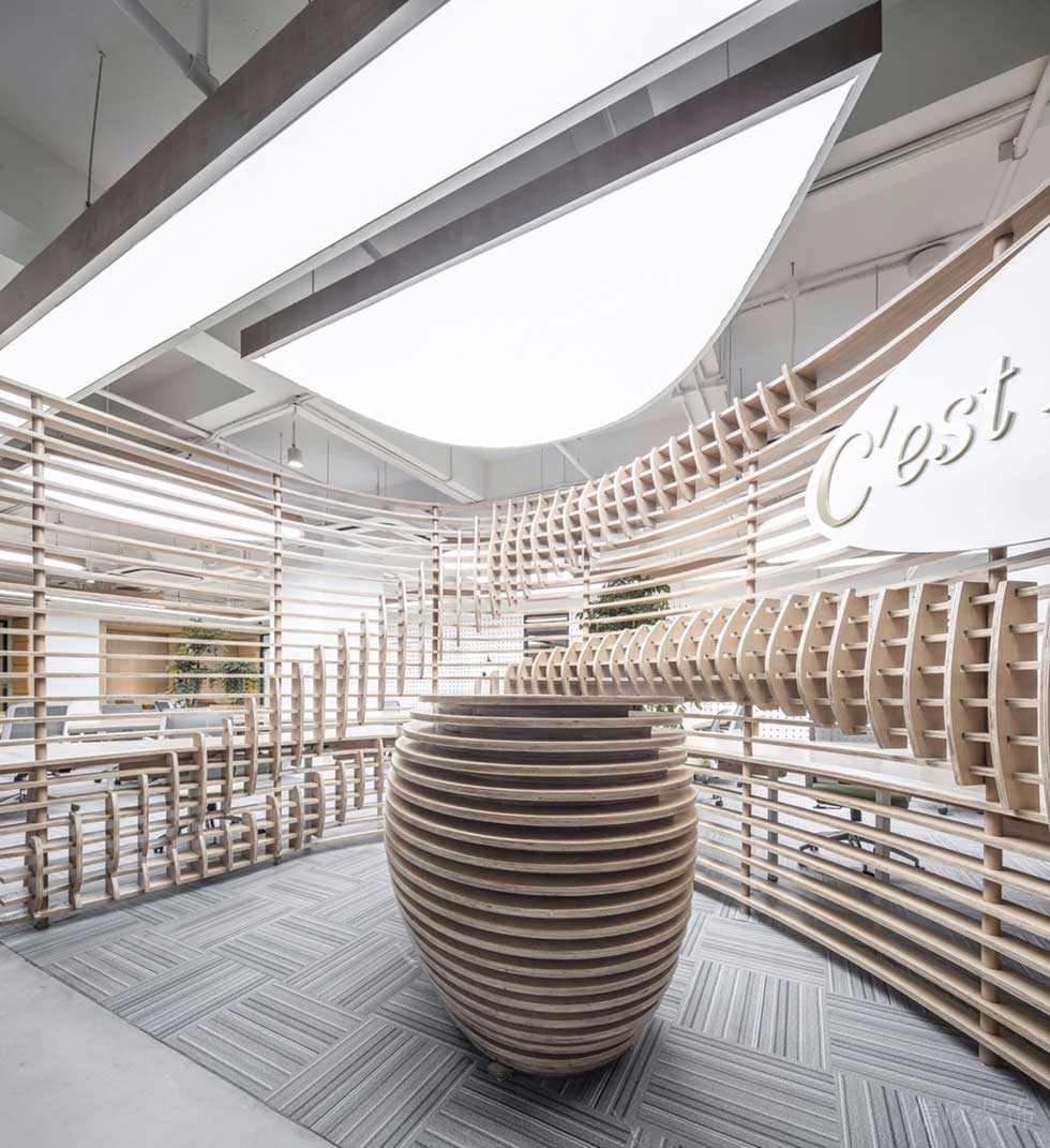 深圳南山中電長城大廈科技園500平方米工業(yè)主義原木田園風(fēng)辦公室裝修案例產(chǎn)品展示區(qū)弧形藝術(shù)原木格柵圍擋