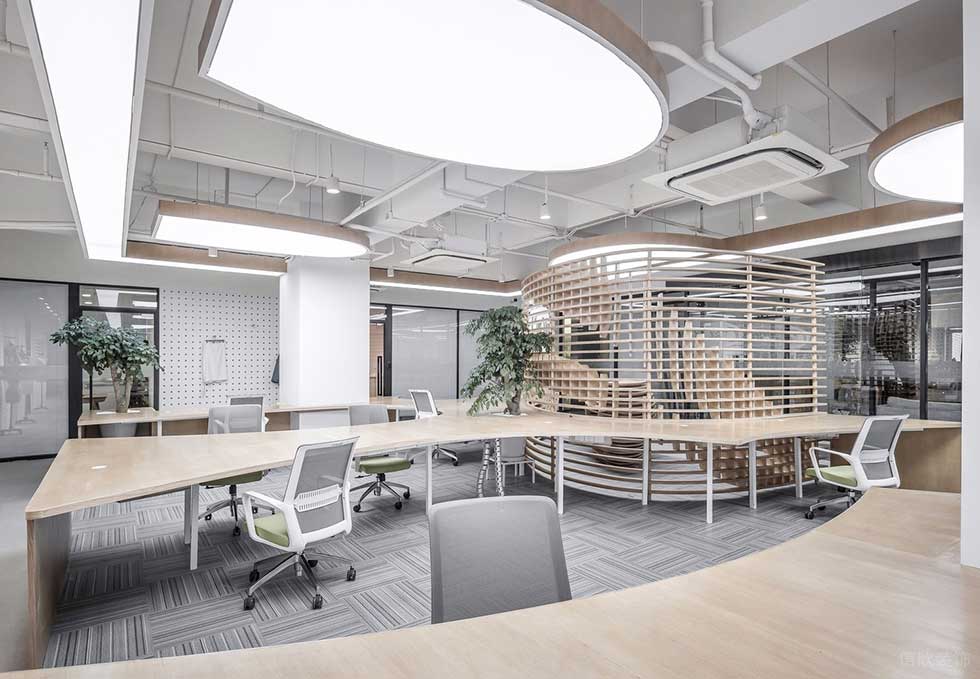 深圳南山中電長城大廈科技園500平方米工業(yè)主義原木田園風(fēng)辦公室裝修案例辦公大廳弧線特色造型工作臺