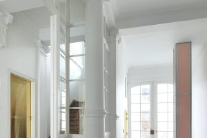 白鹿廣場(chǎng)簡(jiǎn)約歐式辦公室裝修設(shè)計(jì)方案 白色格子大門(mén)入口