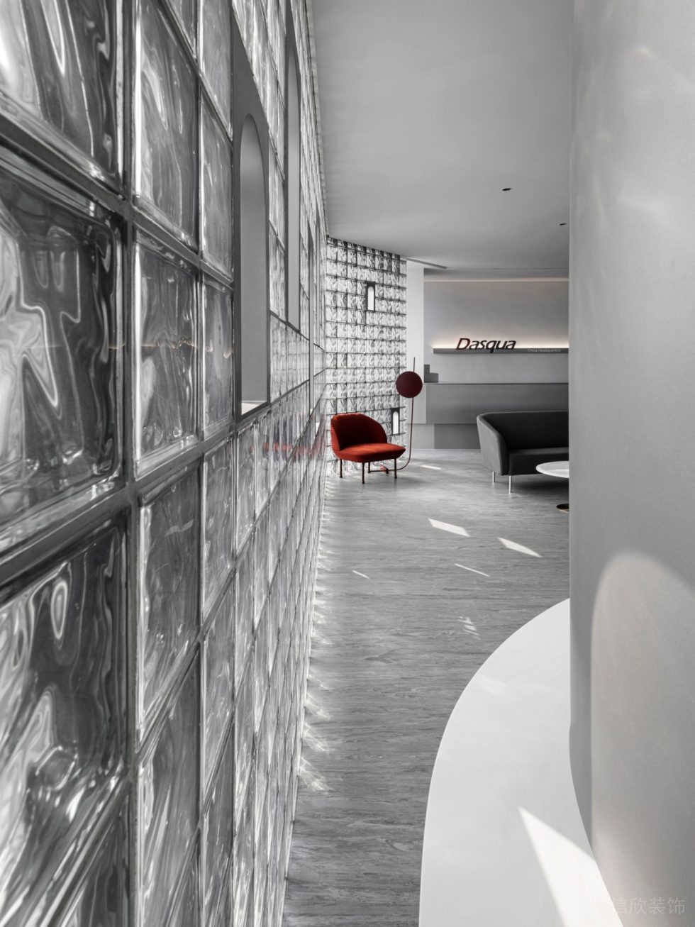 長(zhǎng)虹科技大廈現(xiàn)代主義辦公室裝修方案 水波紋玻璃造型墻