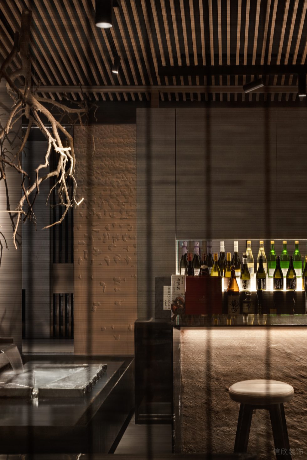 高級輕奢日料餐廳暖光置酒區(qū)裝修設(shè)計