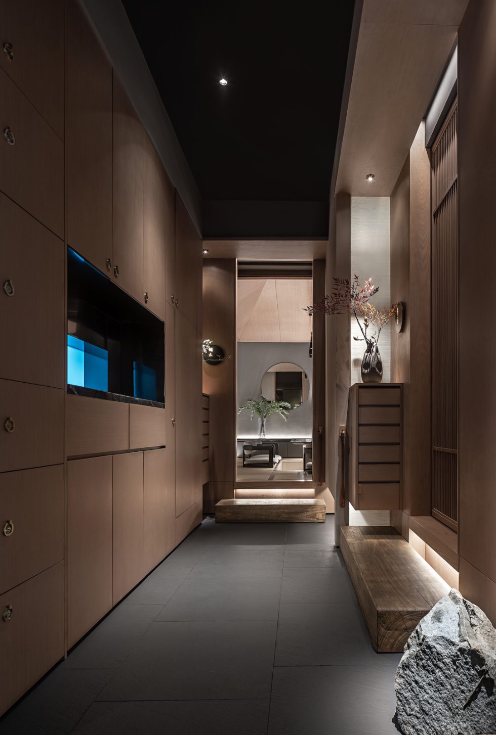 高級輕奢日料餐廳幽靜隔廊裝修設(shè)計