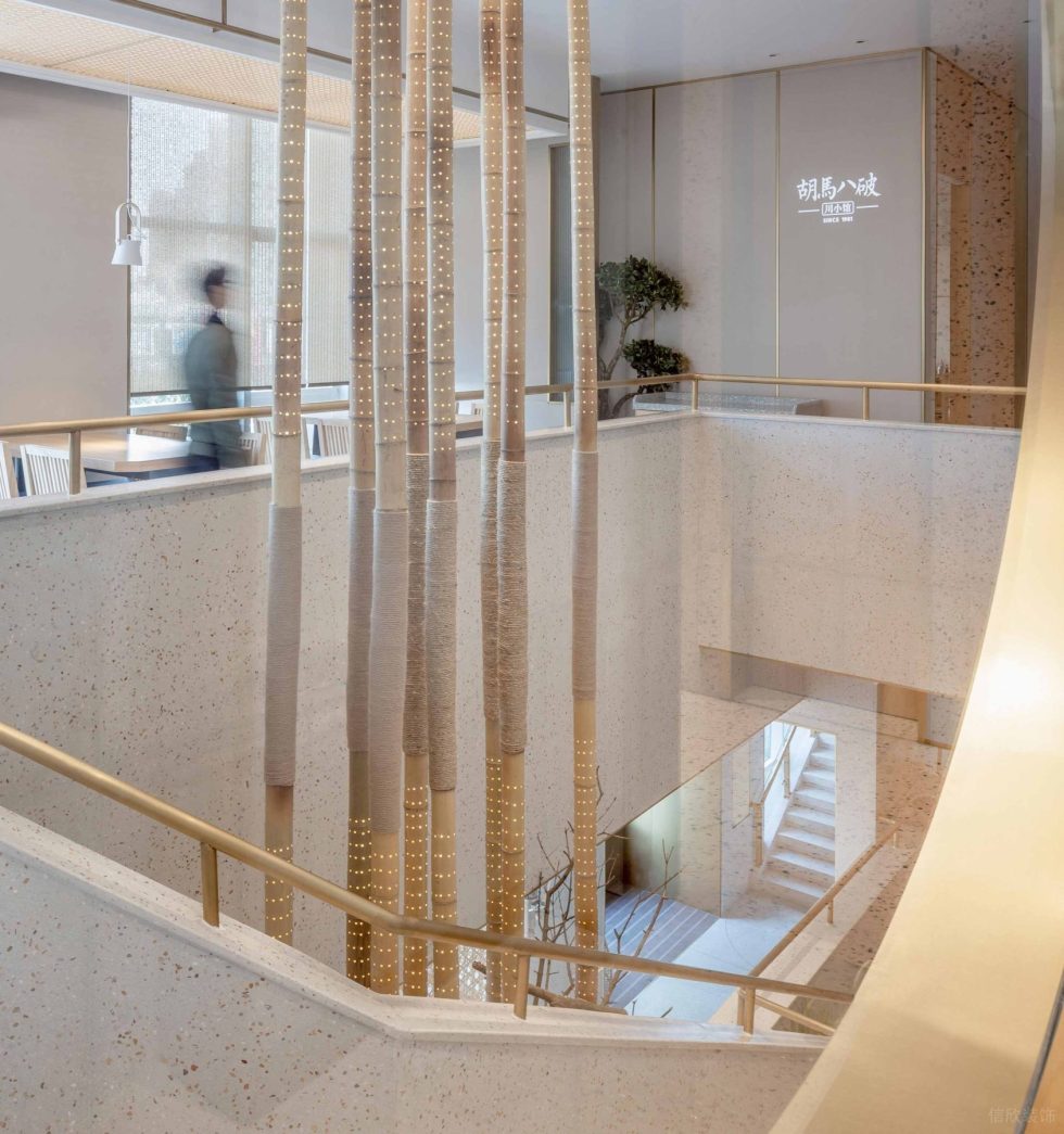 簡約原木風(fēng)餐廳二樓用餐區(qū)裝修設(shè)計(jì)