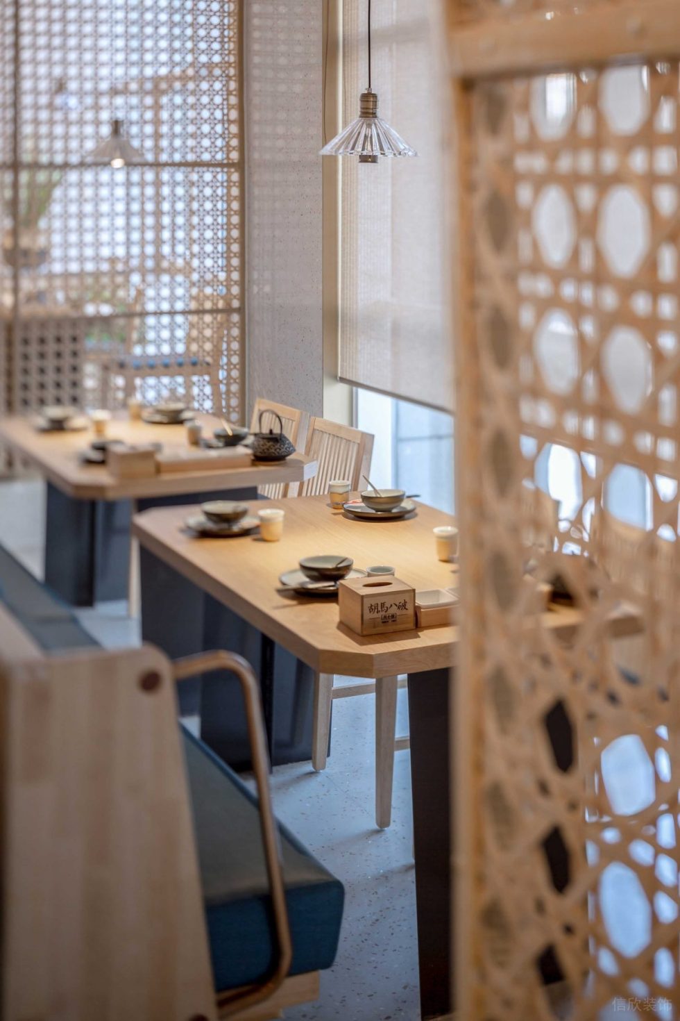簡約原木風(fēng)餐廳卡座區(qū)軟裝搭配裝修設(shè)計(jì)