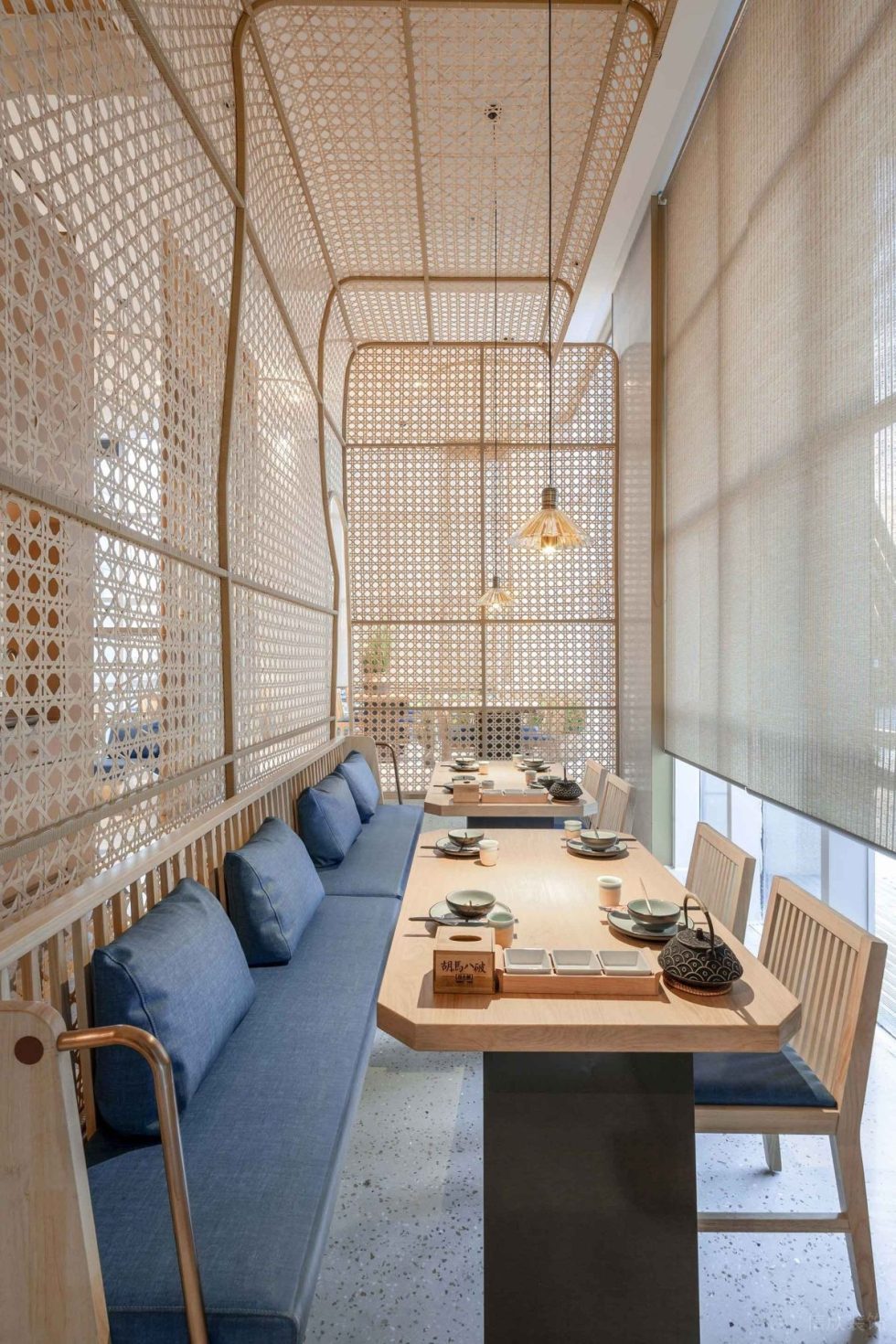 簡約原木風(fēng)餐廳全包圍式卡座區(qū)裝修設(shè)計(jì)