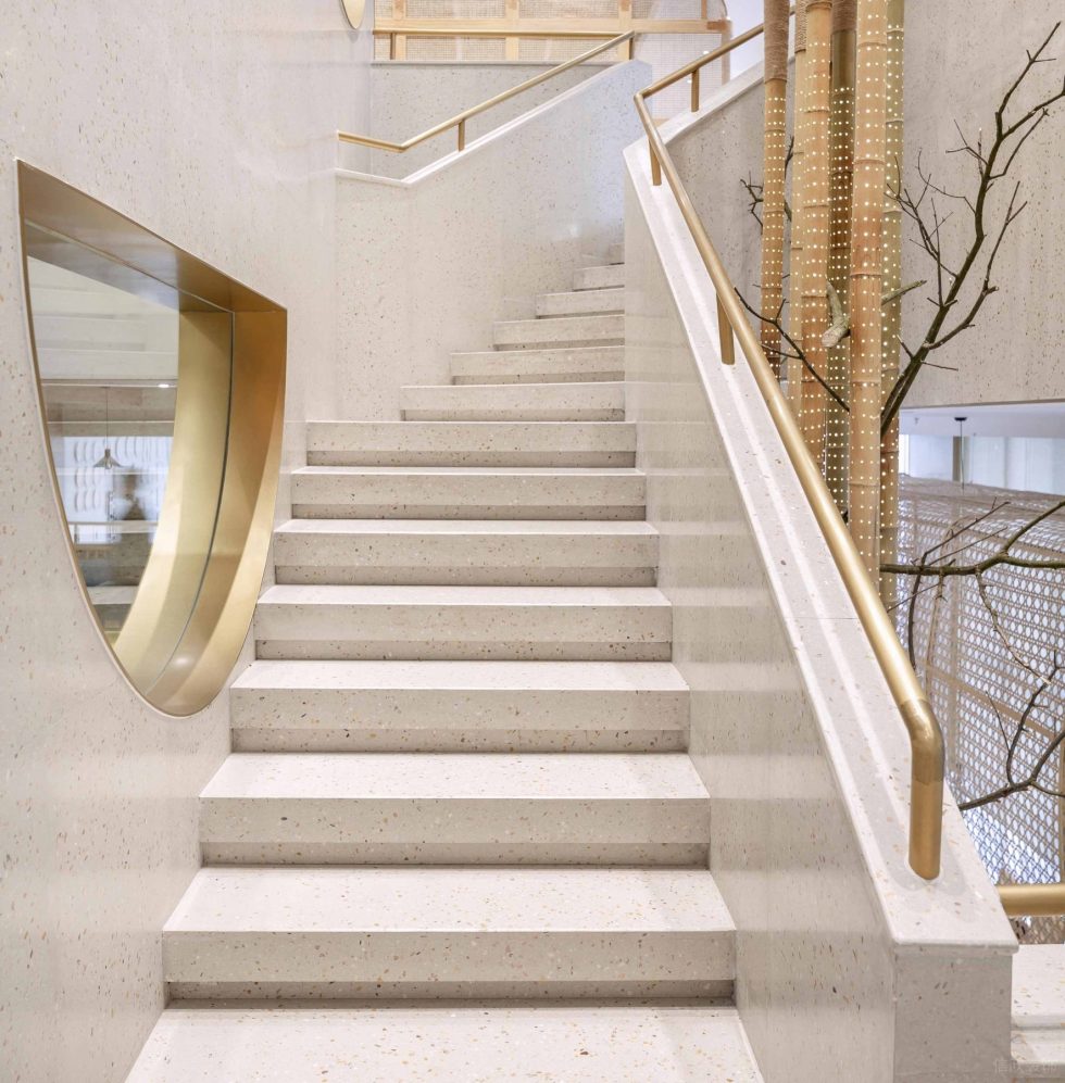 簡約原木風(fēng)餐廳蜿蜒梯道裝修設(shè)計(jì)