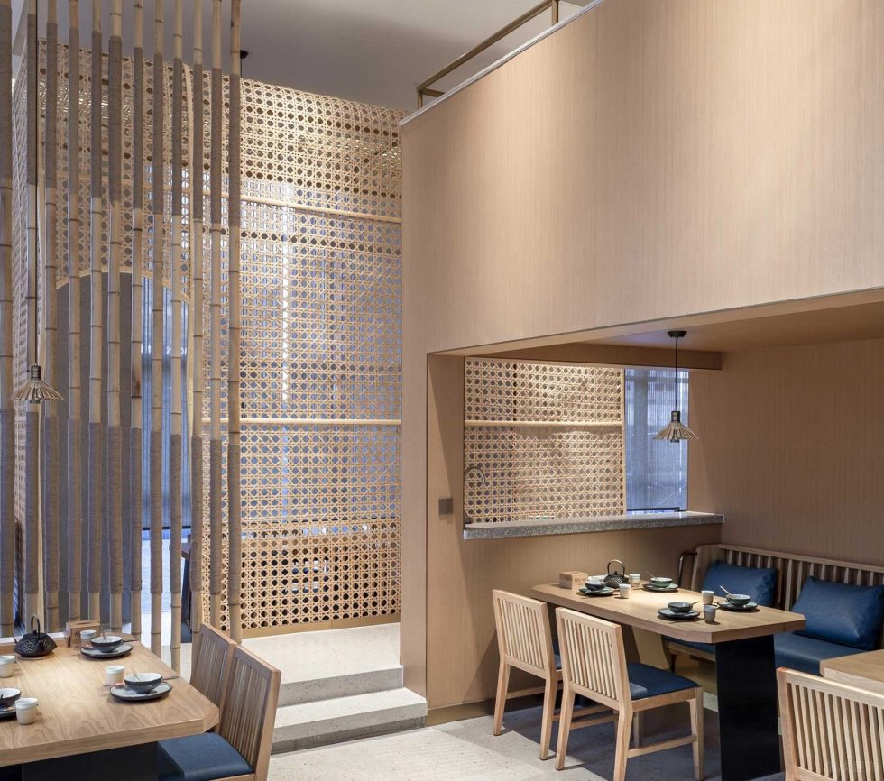 簡約原木風(fēng)餐廳下沉式卡座區(qū)裝修設(shè)計(jì)