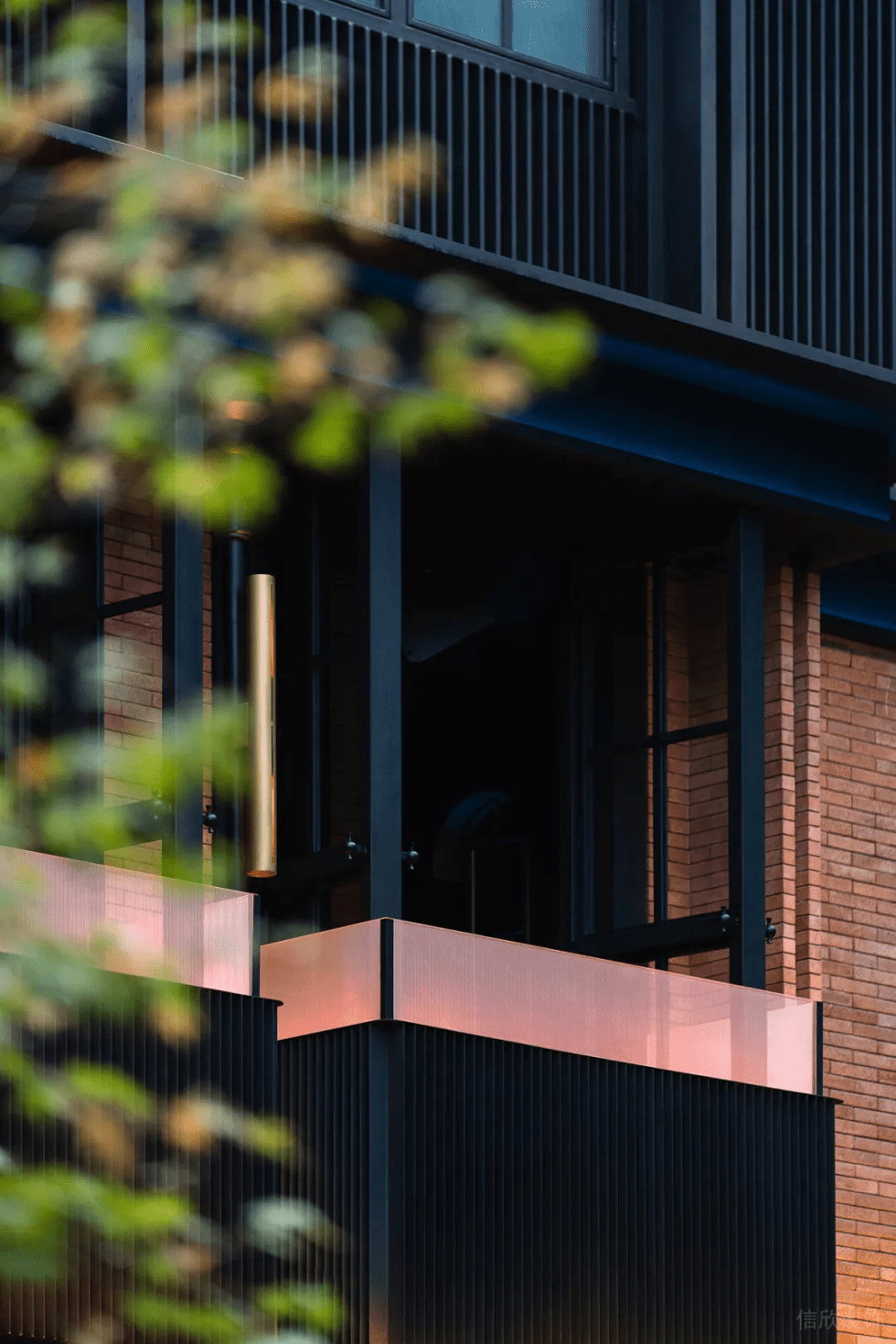 深圳寶安傳統(tǒng)現代結合酒館外觀裝修設計