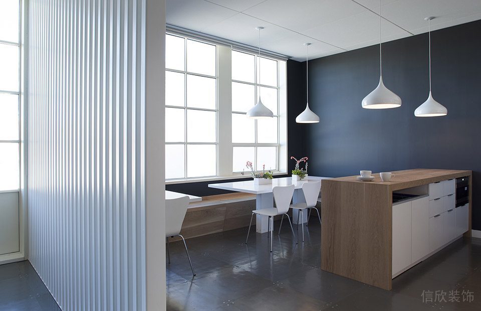 深圳寶安匯聚創(chuàng)新園1000平方米淺色調(diào)原木簡(jiǎn)約風(fēng)辦公室裝修案例茶水間純白色格柵屏風(fēng)