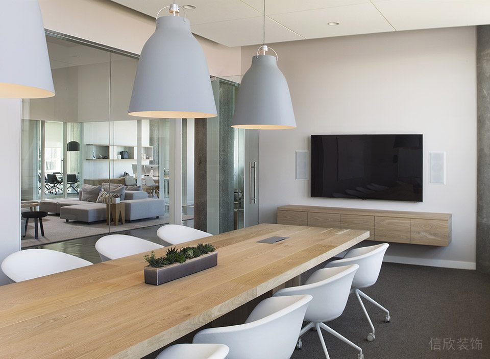 深圳寶安匯聚創(chuàng)新園1000平方米淺色調(diào)原木簡(jiǎn)約風(fēng)辦公室裝修案例會(huì)議室原木色討論桌